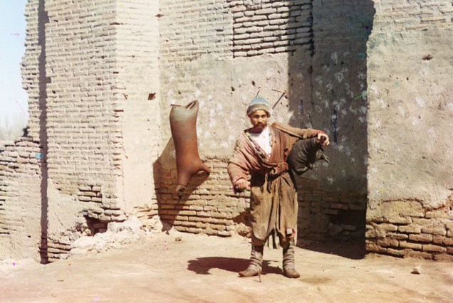 Um carregador de água em Samarkand, atual Uzbequistão, por volta de 1910