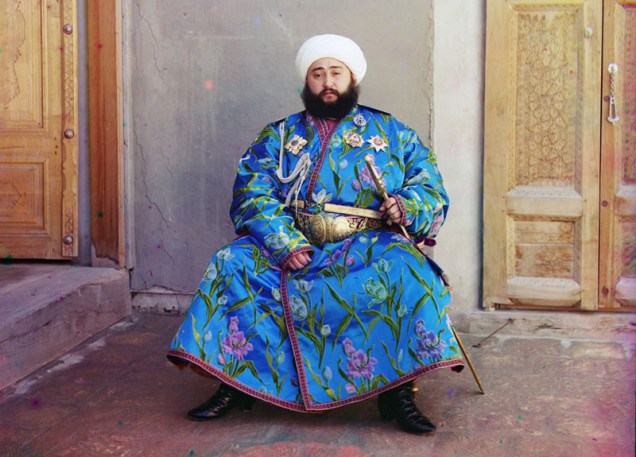 Emir Seyyid Mir Mohammed Alim Khan, o Emir de Bukhara, sentado segurando uma espada em Bukhara, atual Uzbequistão, por volta de 1910