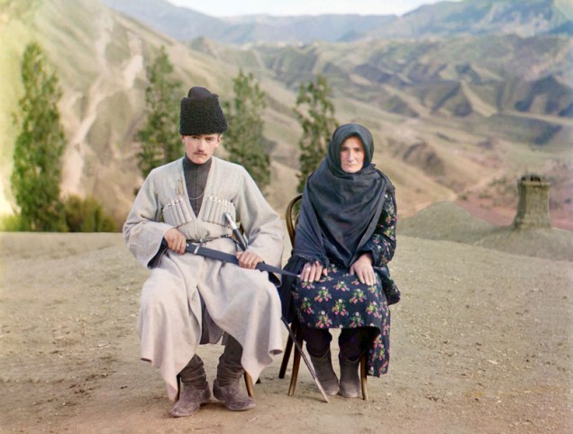 Um homem e uma mulher posam no Daguestão,por volta de 1910