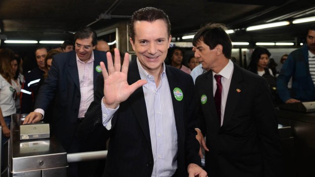 O candidato à prefeitura de São Paulo pelo PRB, Celso Russomanno, ao lado de seu vice, Luis Flavio DUrso, embarcou na estação São Judas e foi de metrô até a estação Sé no primeiro dia de sua campanha eleitoral em São Paulo