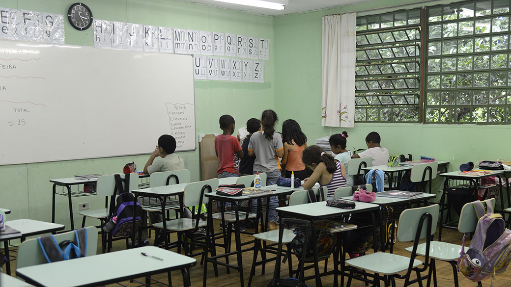 Crianças em sala de aula: Brasil gasta três vezes menos por aluno do que economias mais desenvolvidas