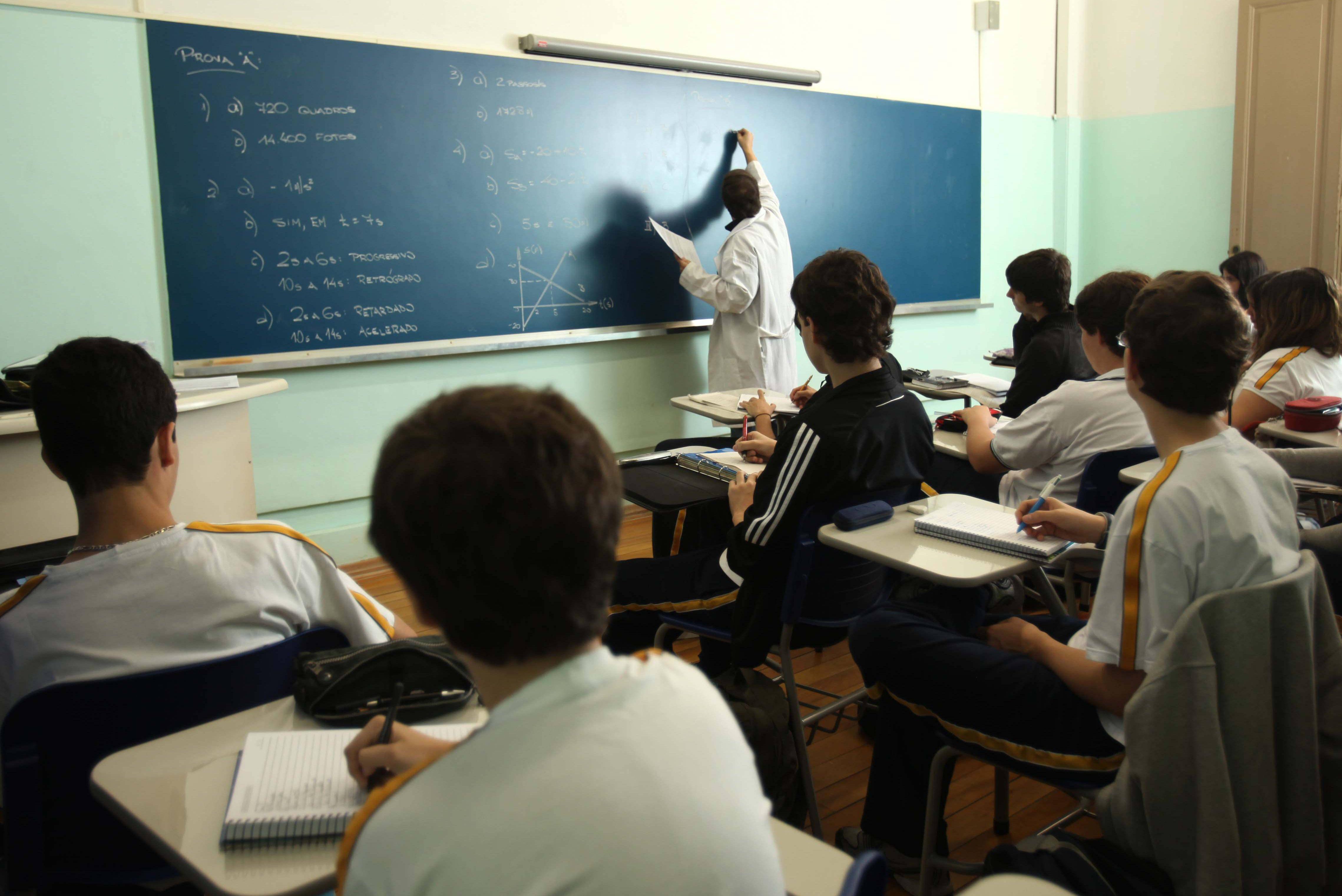 Projeto de lei limita a 35 número de alunos por sala de aula | VEJA