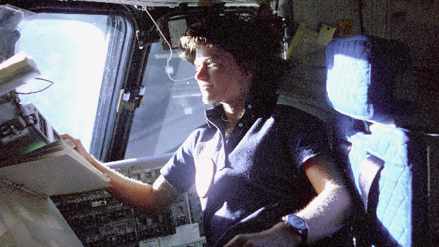 Sally Ride a bordo do ônibus espacial Challenger, em 1983