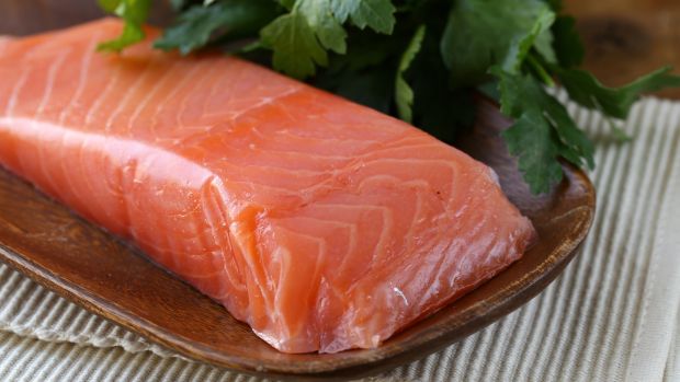 O salmão é um dos peixes ricos em ômega-3: Segundo novo estudo, uma porção do alimento por semana ajuda a evitar a artrite reumatoide