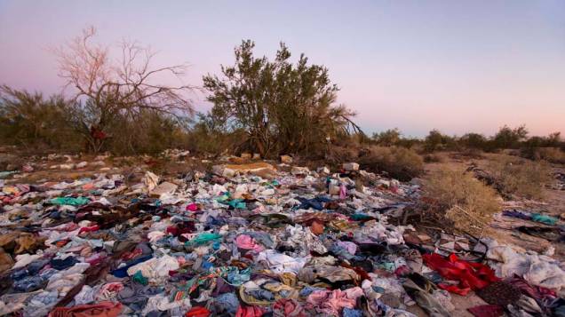 Lixo com restos de roupas na região de Salton Sea, na Califórnia, Estados Unidos