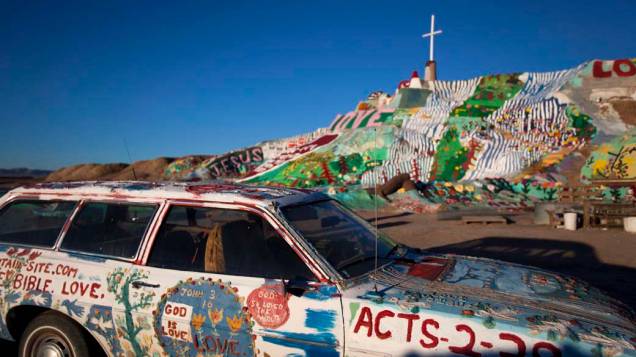 Projeto artístico chamado "Montanha da Salvação" do artista Leonard Knight próximo ao Salton Sea, na Califórnia, Estados Unidos