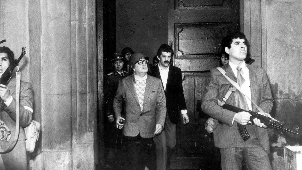 Salvador Allende, ao centro, no palácio presidencial La Moneda, Chile