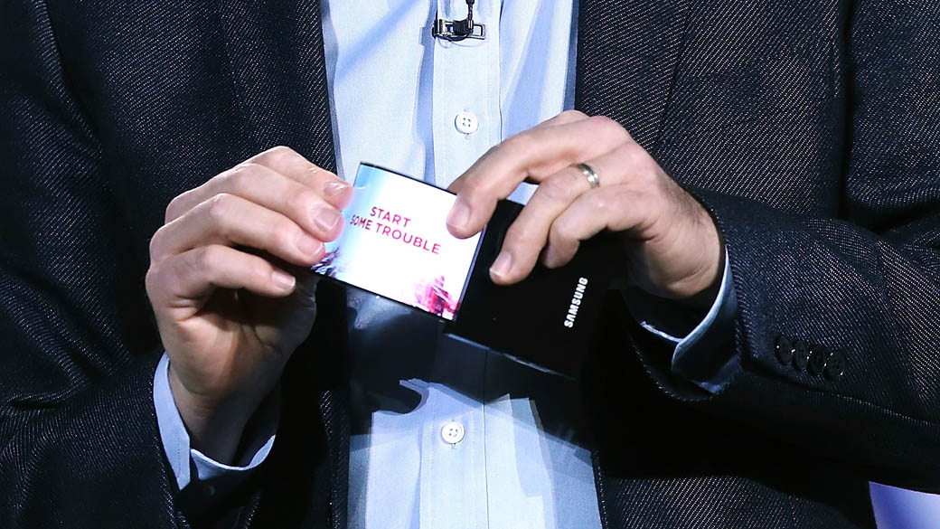 Brian Berkeley, vice-presidente da Samsung apresentando o display flexível YOUM