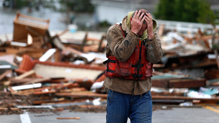 Morador de Brick, Nova Jersey, reage ao ver os restos de sua casa levada pela inundação