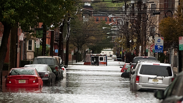 Inundação causada pela tempestade atingiu até ambulância em Hoboken, Nova Jersey