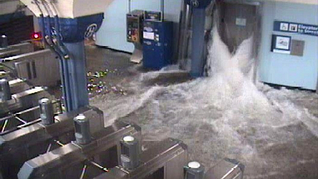 Água invade estação de metrô em Hoboken, Nova Jersey. Túneis do metrô em Manhattan também foram afetados