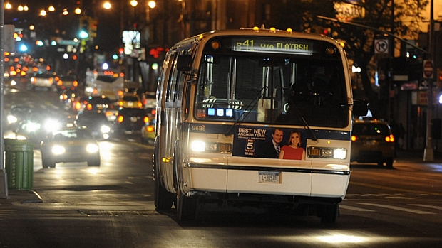 Alguns ônibus voltaram a circular nesta terça em Nova York. Metrô segue fechado