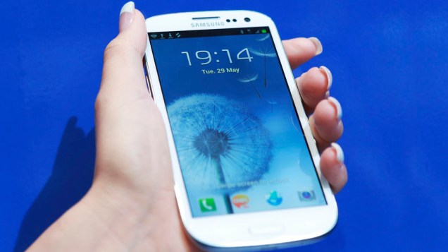 Celular Samsung Galaxy S 3 conta com um processador de quatro núcleos   