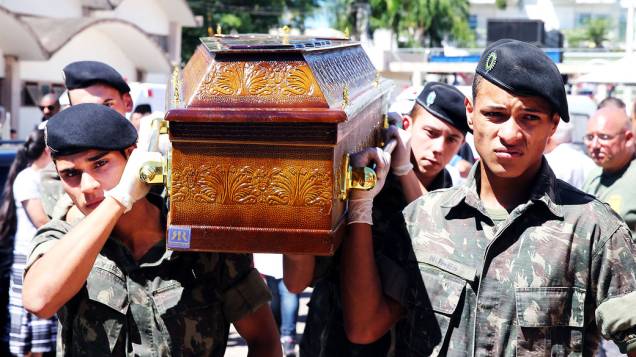 Soldados carregam caixão de uma das vítima de incêndio em boate em Santa Maria