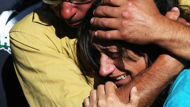 Familiares choram durante enterro das vítimas da tragédia em Santa Maria (RS)