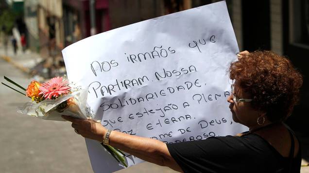 Pessoas prestam homenagens às vítimas da tragédia em Santa Maria (RS)