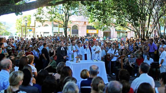 População lota a praça Saldanha Marinho, no centro de Santa Maria, para homenagear as vítimas da tragédia na boate Kiss