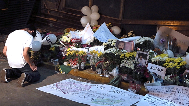 Manifestantes levaram flores e cartazes em homenagem às vítimas do incêndio em Santa Maria