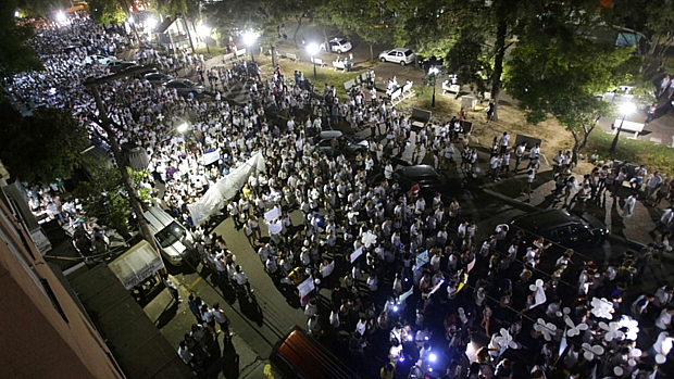 Vestida de branco, multidão realizou marcha em memória das vítimas