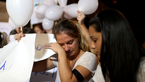 Manifestantes carregaram balões brancos representando as vítimas do incêndio na boate Kiss