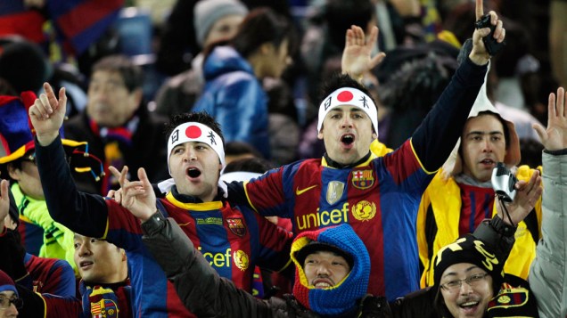 Torcedores do Barcelona acompanham a partida contra o Santos, pela final do Mundial de Clubes, no Japão - 18/12/2011