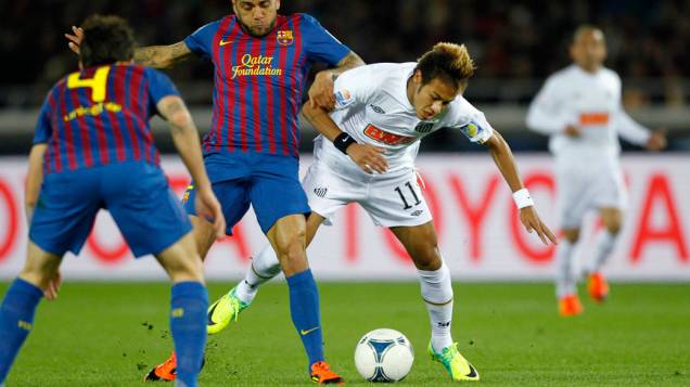 Neymar é marcado por Alves, do Barcelona, durante a final do Mundial de Clubes, no Japão - 18/12/2011