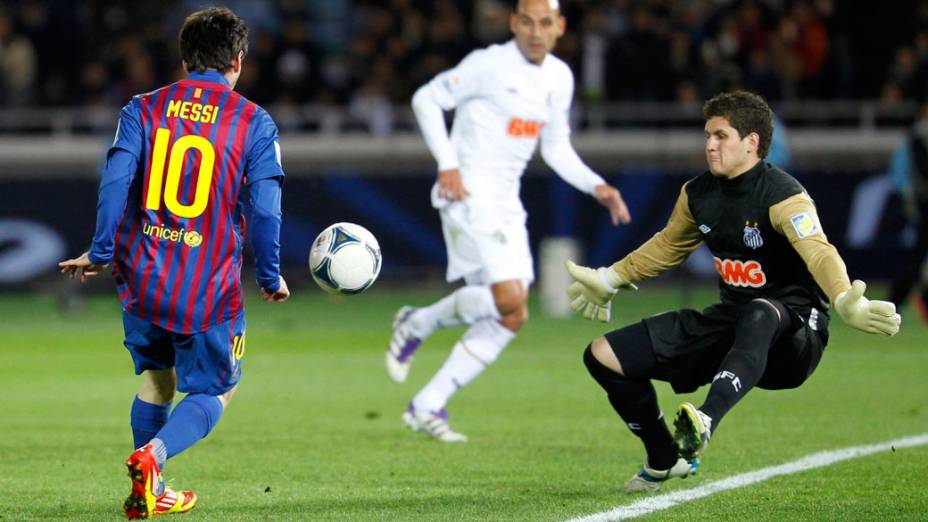 Messi, do Barcelona, e o goleiro do Santos, Rafael Cabral, durante a final do Mundial de Clubes - 18/12/2011
