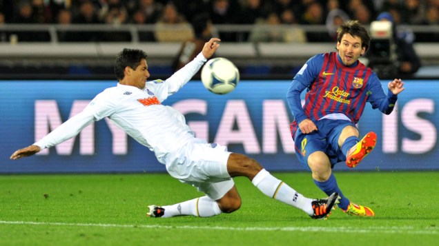 Messi e Durval disputam bola, durante o jogo final do Mundial de Clubes, no Japão - 18/12/2011