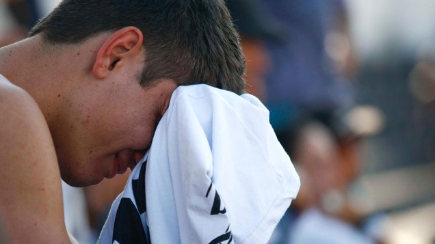 Torcedor do Santos chora durante a partida final do Mundial de Clubes, durante a transmissão na Vila Belmiro, em Santos - 18/12/2011
