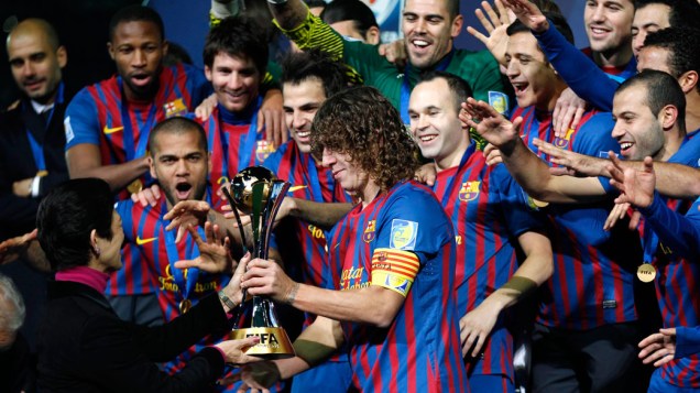 Jogadores do Barcelona recebem a taça, após a conquista do Mundial de Clubes da Fifa, no Japão - 18/12/2011