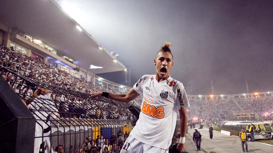 Neymar comemora o tricampeonato do Santos na Libertadores