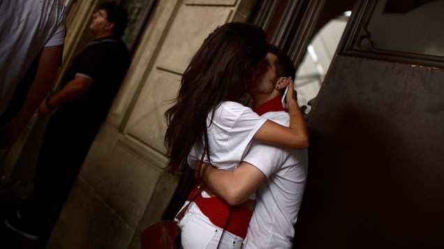 Um casal se beija durante as comemorações do Festival de São Firmino, na cidade de Pamplona, ao noroeste da Espanha