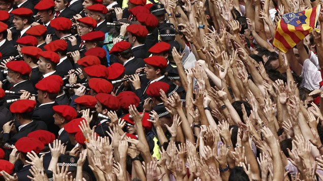 Na imagem, centenas de pessoas tomam as ruas da cidade de Pamplona, na Espanha, durante o Festival de São Firmino. Tradicionalmente, os foliões se vestem de roupa branca, lenço no pescoço e uma faixa vermelha na cintura