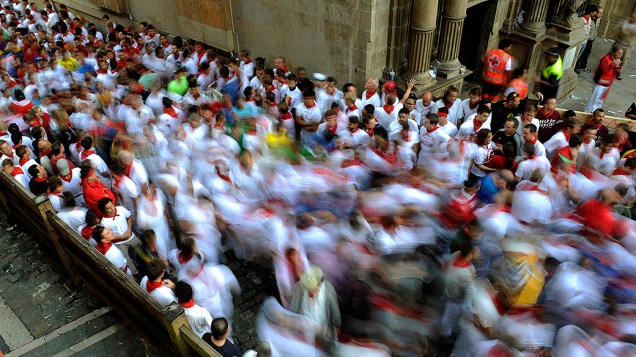 Milhares de foliões participam do tradicional Festival de São Firmino, que ocorre anualmente na cidade histórica de Pamplona, na Espanha. As festividades homangeiam o santo padroeiro da cidade e co-padroeiro de Navarra, uma província autónoma ao noroeste do país