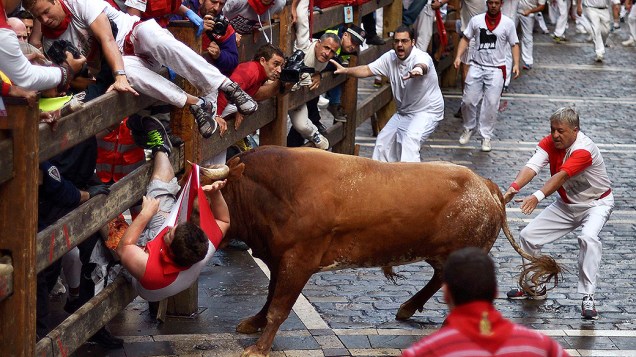 Homem é atingido por um touro durante o festival de São Firmino em Pamplona, na Espanha