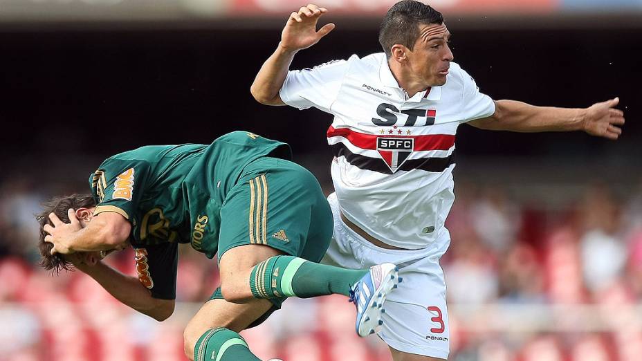 Kleber do Palmeiras e Lucio do São Paulo, durante partida válida pelo Campeonato Paulista