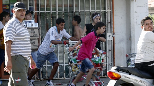 Pessoas correm durante a onda de saques em Córdoba