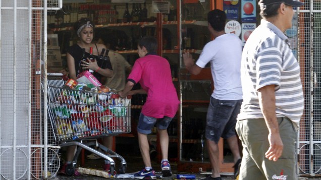 Argentinos saqueiam supermercado em Córdoba