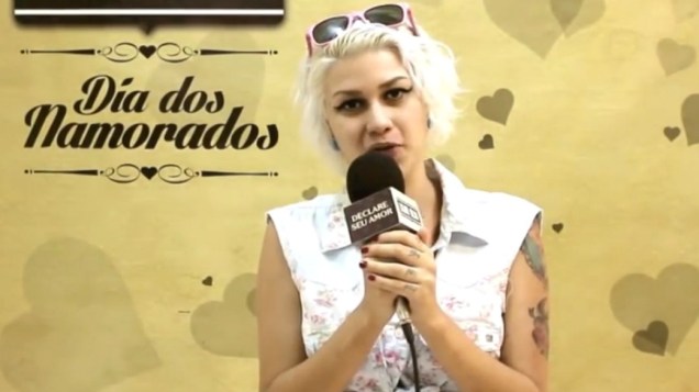 Sara Winter, ex-Femen, declara seu amor ao namorado em uma campanha no Youtube, para uma rede de lojas do interior de São Paulo