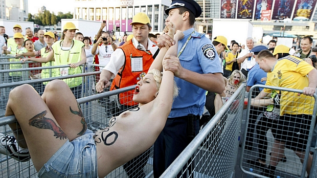 A brasileira Sara Winter, integrante do grupo Femen, é detida pela polícia ucraniana
