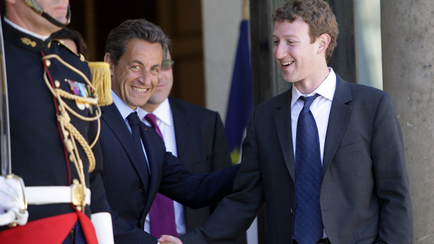 Presidente francês Nicolas Sarkozy encontra Mark Zuckerberg em fórum e-G8