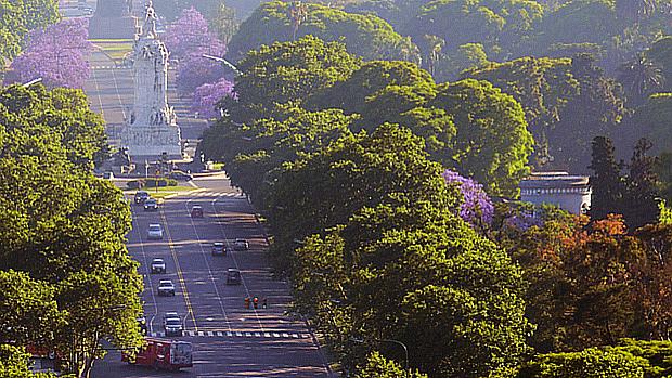 Avenida Sarmiento, em Buenos Aires, na manhã desta terça-feira. Geralmente, a avenida está congestionada, mas não há trânsito hoje devido à greve