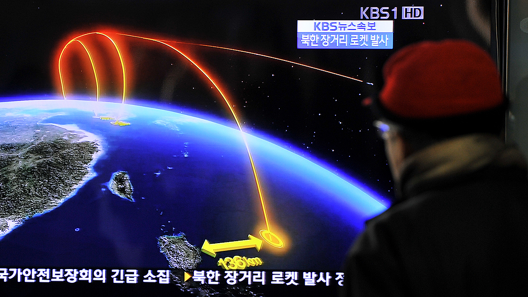 TV sul-coreana exibe trajetória de foguete lançado pela Coreia do Norte. Satélite entrou em órbita, confirma governo