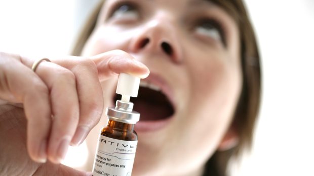 Paciente usa o Sativex, medicamento feito à base de substâncias extraídas da maconha