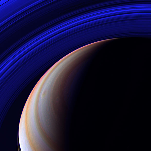 O hemisfério norte de Saturno visto pelas lentes da sonda Cassini-Huygens em abril de 2007 a 1,4 milhão de quilômetros do planeta gasoso. Os anéis, em azul, são vistos na parte superior da imagem