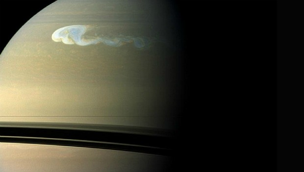 A sonda Cassini captura uma imagem da gigantesca tempestade passando pela atmosfera de Saturno, no hemisfério norte do planeta