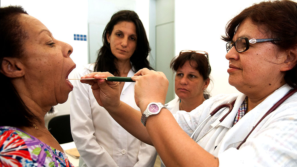 Médica cubana do programa 'Mais Médicos' é acompanhada por outras médicas brasileiras durante uma consulta, em Brasília
