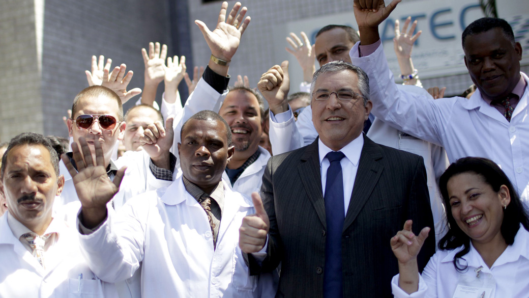 Ministro da Saúde, Alexandre Padilha, posa para foto junto com médicos estrangeiros do programa "Mais Médicos"