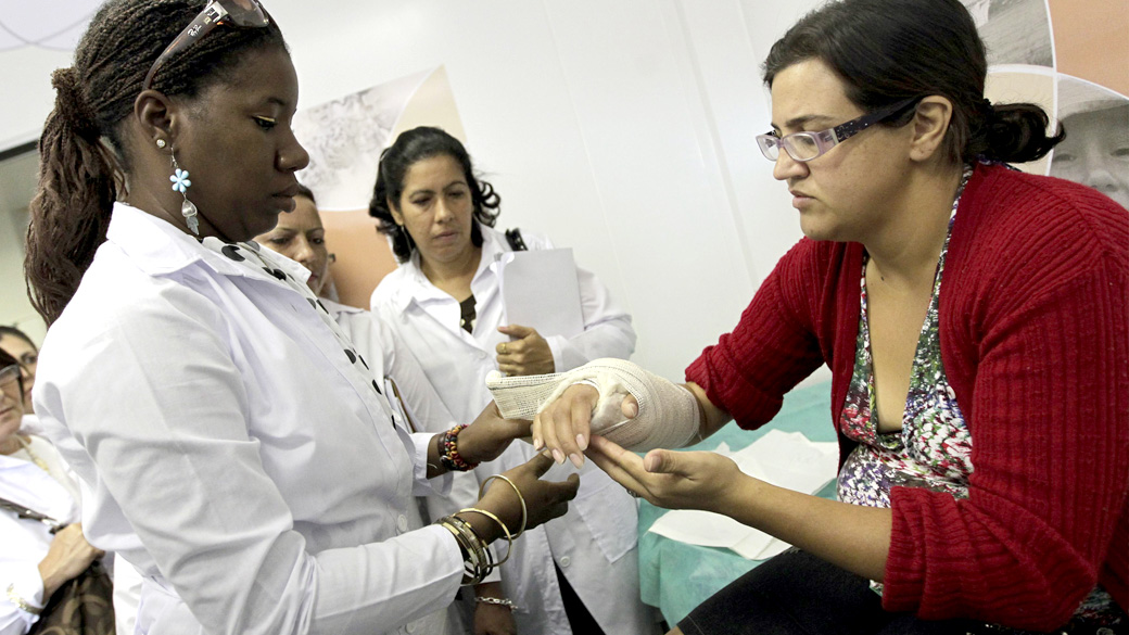 Médica cubana do programa "Mais Médicos" faz um curativo em uma paciente do SUS