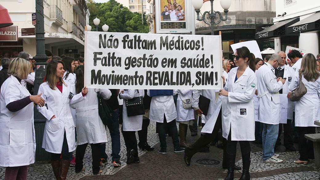 Médicos se reuniram em Florianópolis (SC) para Em julho, médicos de Florianópolis (SC) protestaram contra a contratação de médicos formados no exterior sem a revalidação do diploma